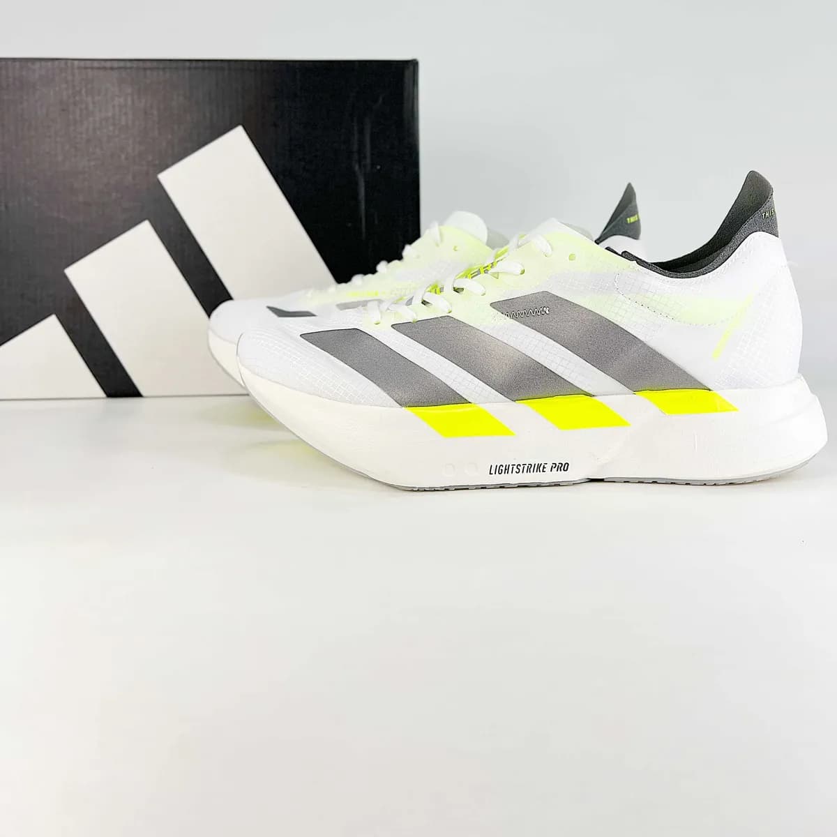 Adizero Adios Pro branco e amarelo, ângulo 1 de 4