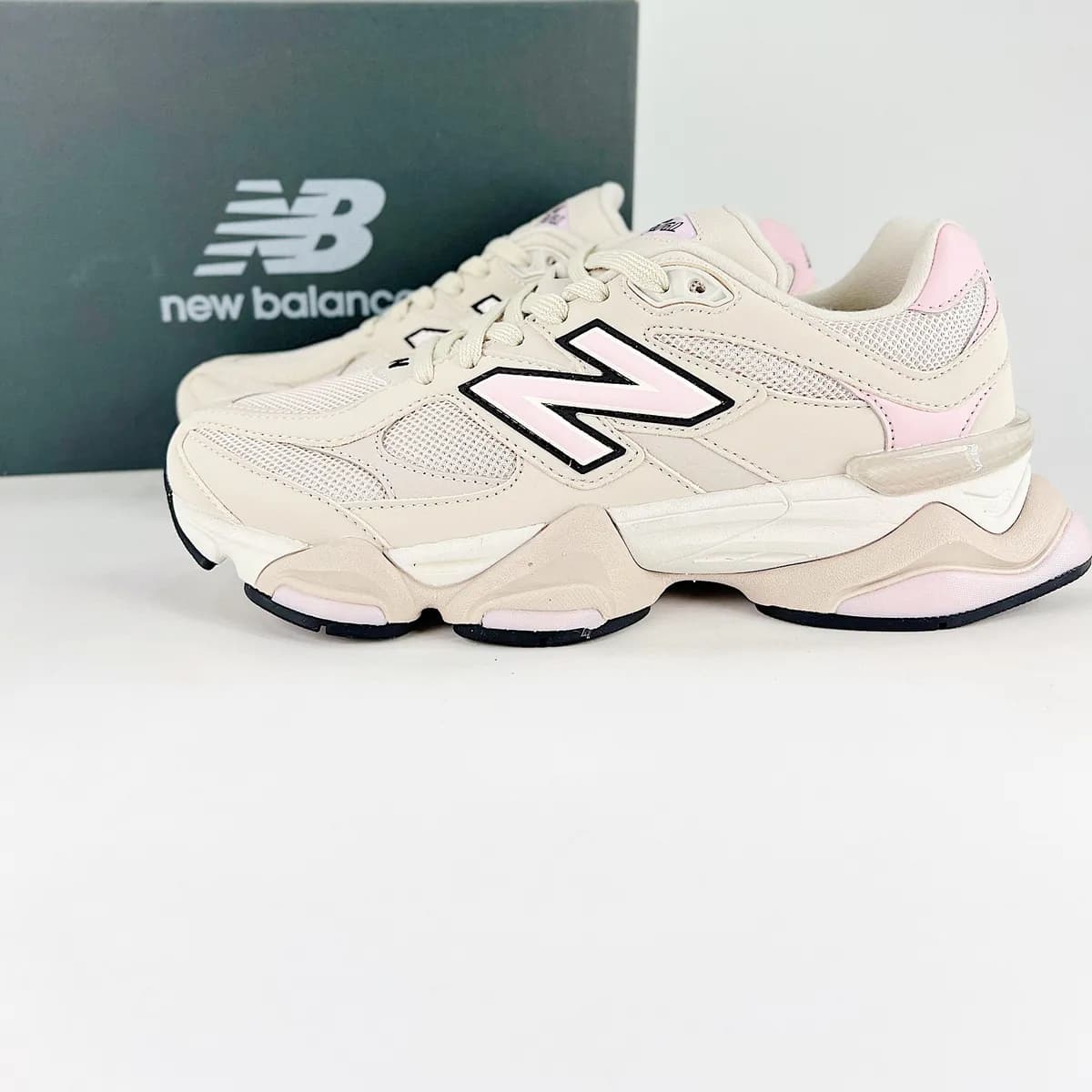 NB 9060 - Off White e Rosa, ângulo 1 de 3