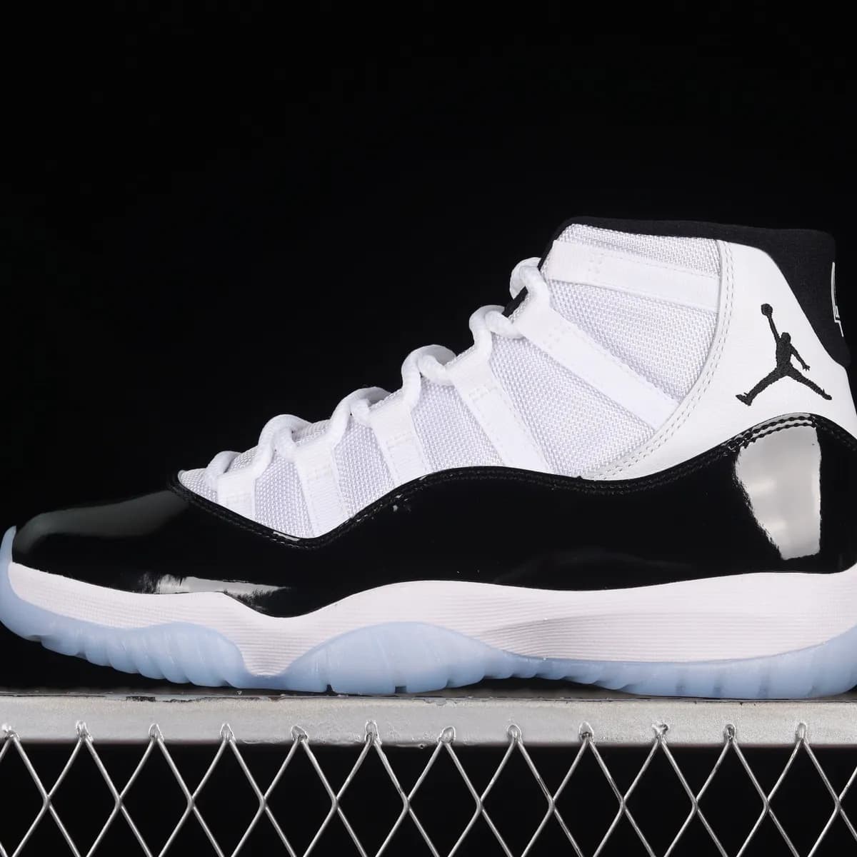 Air Jordan 11 preto e branco