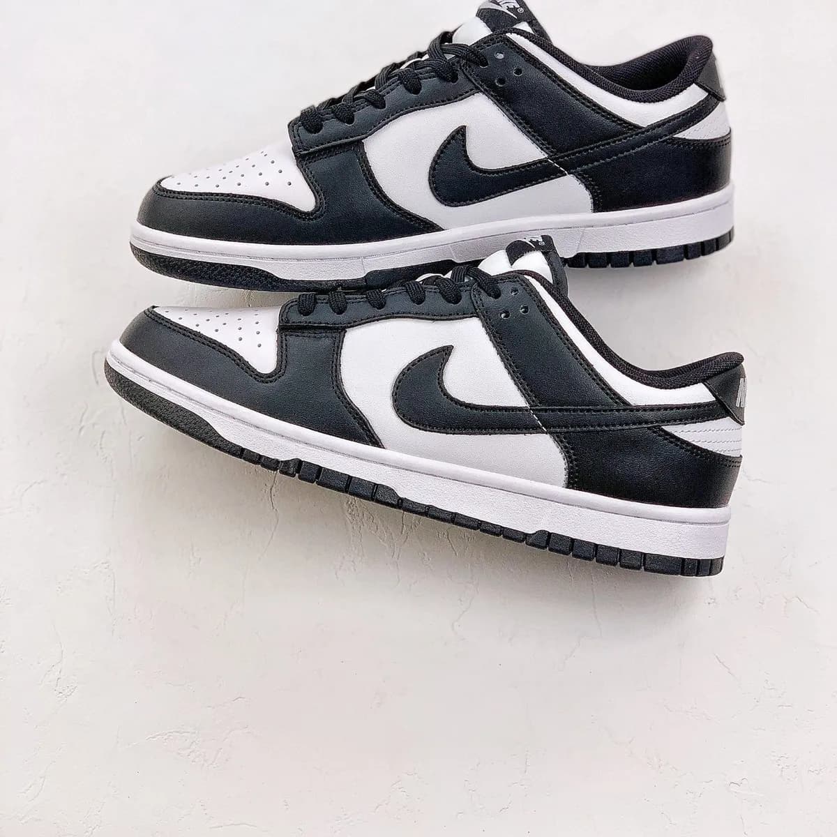NK SB Dunk Low - Panda, ângulo 1 de 6